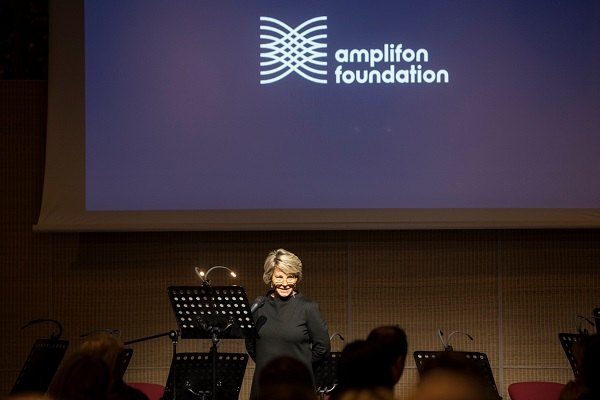 Susan Carol Holland: con il progetto ‘Ciao!’ l’impegno di Fondazione Amplifon arriva nelle Rsa