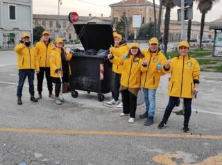 Ministri Volontari di Scientology tornano in zona Rocca Roverescaa Senigallia per un altro intervento di pulizia.