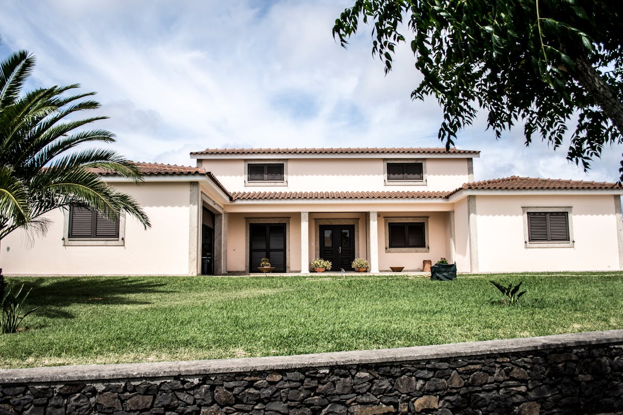 villa con prato verde